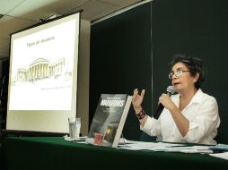 La funcionaria emite la charla, que se llevó a cabo en la librería ''José Luis Martínez'' del FCE. EL INFORMADOR /