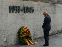 La canciller alemana dejó una ofrenda en memoria de las víctimas que perecieron en Dachau en los años de 1933 a 1945. AP /