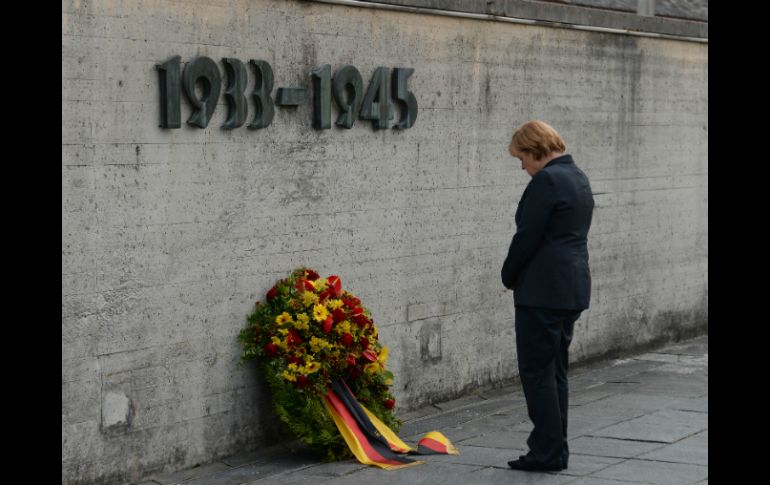 La canciller alemana dejó una ofrenda en memoria de las víctimas que perecieron en Dachau en los años de 1933 a 1945. AP /