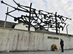 Angela Merkel, en su visita a Dachau, recordó que muchos alemanes se mantuvieron al margen de la deportación de los judíos. EFE /