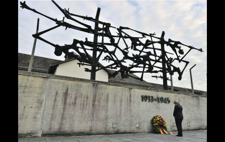 Angela Merkel, en su visita a Dachau, recordó que muchos alemanes se mantuvieron al margen de la deportación de los judíos. EFE /