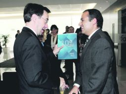 El comisionado presidente del IFAI, Gerardo Laveaga, conversa con el senador Ernesto Cordero. NTX /