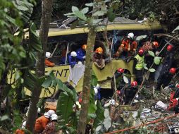 Miembros de los servicios de emergencia trabajan en las labores de rescate. EFE /