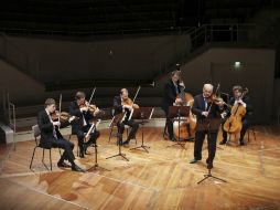 En la Filarmónica de Berlín, seis músicos de la orquesta ''el techo del mundo'', para Cardelús grabaron ''Con aire de tango''. EFE /