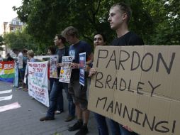 Simpatizantes de Manning se manifiestan con letreros de apoyo al soldado, afuera de la corte militar. AP /