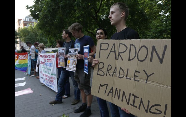 Simpatizantes de Manning se manifiestan con letreros de apoyo al soldado, afuera de la corte militar. AP /