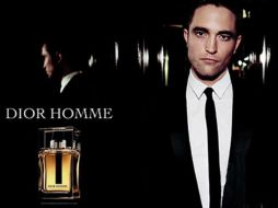 Tráiler de Dior muestra distintas fotografías en blanco y negro en las que aparece Pattinson junto a la modelo francesa Camile Rowe. ESPECIAL /