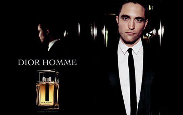 Tráiler de Dior muestra distintas fotografías en blanco y negro en las que aparece Pattinson junto a la modelo francesa Camile Rowe. ESPECIAL /