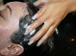 Es probable que ya no necesite pintarse el cabello, pues científicos han descubierto la manera de revertir las canas prematuras. ARCHIVO /