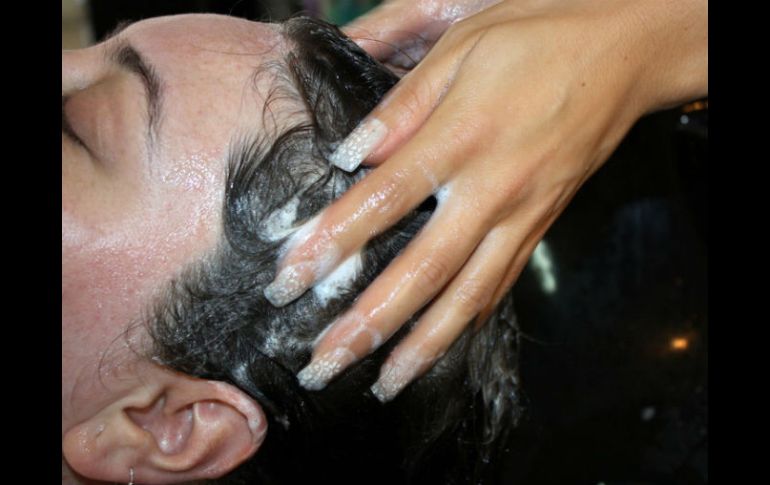 Es probable que ya no necesite pintarse el cabello, pues científicos han descubierto la manera de revertir las canas prematuras. ARCHIVO /