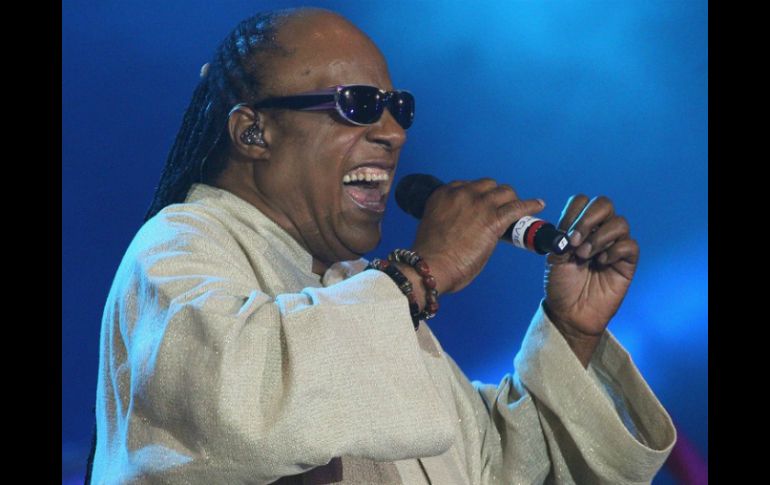 Stevie Wonder pisará por primera vez suelo chileno y argentino en próximas presentaciones agendadas para diciembre. ARCHIVO /