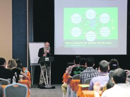 Nueva era. Jon Coe, arquitecto paisajista, durante una de las conferencias sobre zoológicos, en un hotel de la metrópoli. EL INFORMADOR /