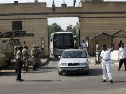 Soldados de la Armada egipcia hacen guardia frente a la cárcel Torah, donde se encuentra el expresidente Hosni Mubarak. EFE /