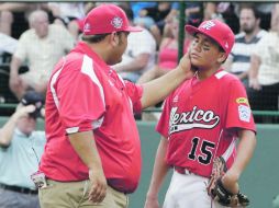 Pedro Artalejo, mánager de México, consuela al lanzador Ramón Mendoza, luego de sustituirlo por permitir la carrera del empate. AP /