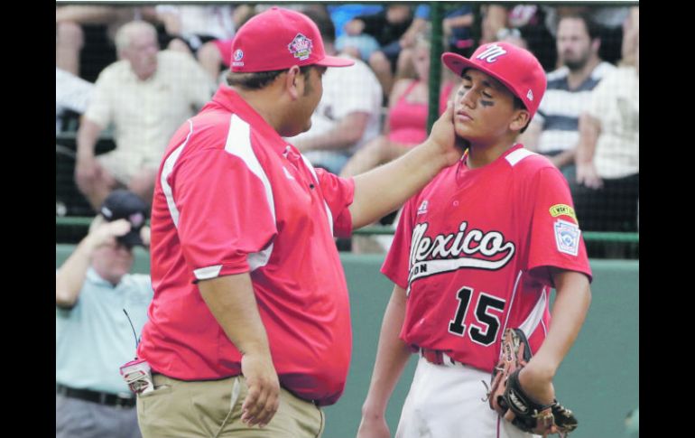 Pedro Artalejo, mánager de México, consuela al lanzador Ramón Mendoza, luego de sustituirlo por permitir la carrera del empate. AP /