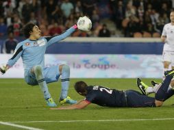 Guillermo Ochoa llamó la atención del AC Milán en el partido contra el PSG de la Liga 1 de Francia. AFP /