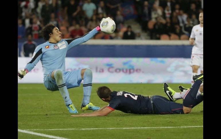 Guillermo Ochoa llamó la atención del AC Milán en el partido contra el PSG de la Liga 1 de Francia. AFP /