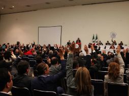 Los diputados se encuentran sesionando en el Centro Banamex luego de que la CNTE no los dejara entrar a San Lázaro. SUN /