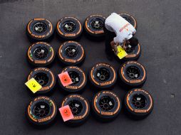 Un mecánico de McLaren prepara las llantas para las pruebas de este viernes. AFP /