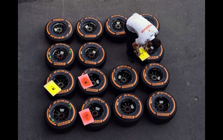 Un mecánico de McLaren prepara las llantas para las pruebas de este viernes. AFP /