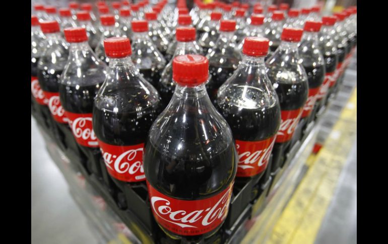 Coca-Cola Femsa produce y distribuye distintos productos para 10 países de latinoamérica. ARCHIVO /