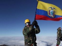 Rafael Correa ondea la bandera de Ecuador en la cima del volcán. TOMADA DE @FAlvaradoE  /