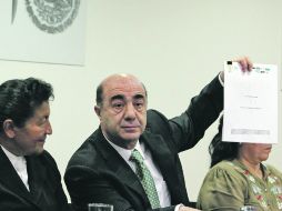 El procurador Murillo Karam dijo que se hará lo que sea posible, ''con quien sea necesario'' para dar con la identidad de las víctimas. EFE /