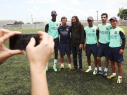 Diego, ''El Cigala'' convive con integrantes de la escuela del FC Barcelona. EFE /