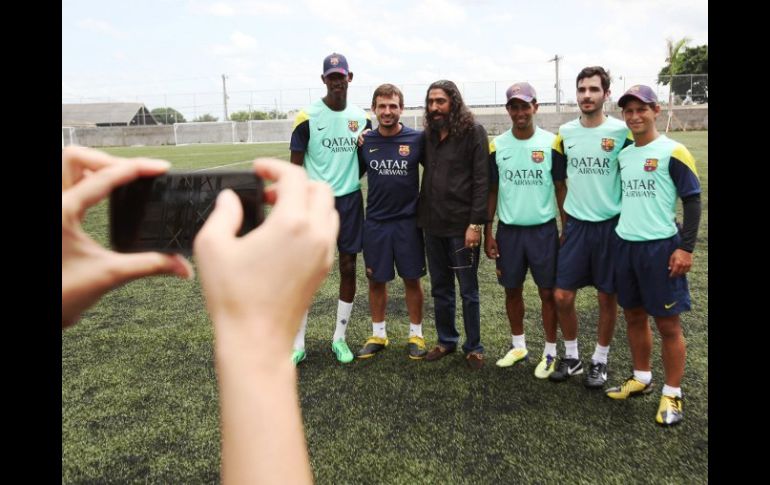 Diego, ''El Cigala'' convive con integrantes de la escuela del FC Barcelona. EFE /