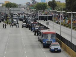 Los maestros disidentes provocan retrasos a los usuarios del AICM por el plantón que mantienen en las inmediaciones. NTX /