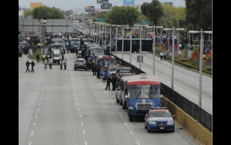 Los maestros disidentes provocan retrasos a los usuarios del AICM por el plantón que mantienen en las inmediaciones. NTX /