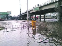 Inundación. La circulación de vehículos fue interrumpida por las corrientes de agua en Periférico y Mariano Otero.  /