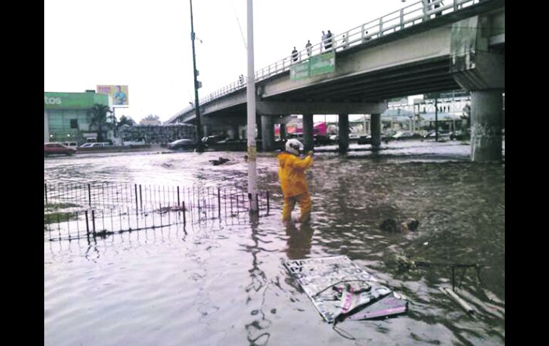 Inundación. La circulación de vehículos fue interrumpida por las corrientes de agua en Periférico y Mariano Otero.  /