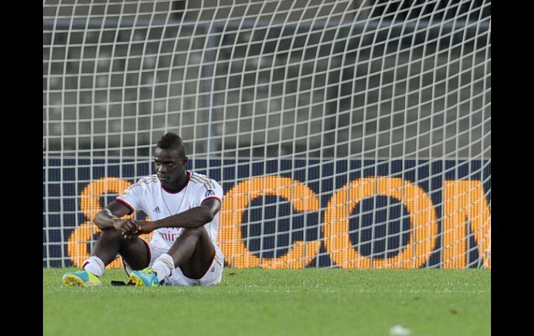 Mario Balotelli lamenta la derrota de su equipo en su presentación en el calcio. EFE /