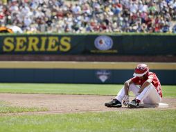 Martín González luce desconsolado en unas de las bases luego de la derrota de México. AP /