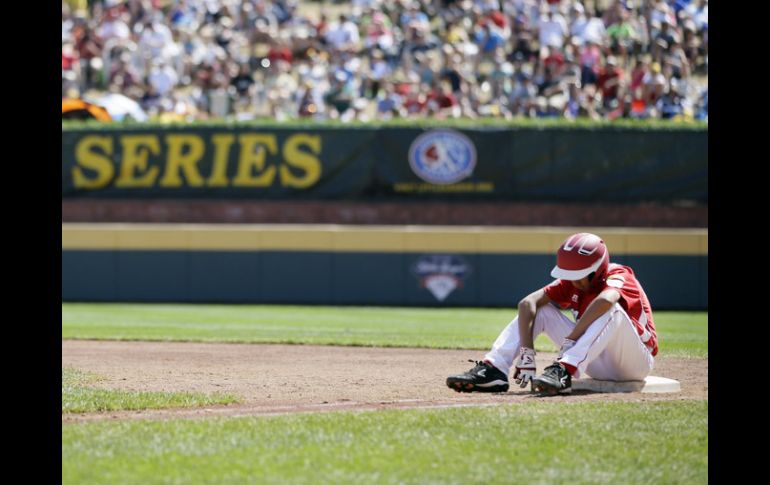 Martín González luce desconsolado en unas de las bases luego de la derrota de México. AP /