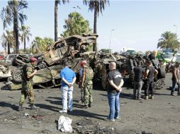 Autoridades y civiles del Líbano patrullaban la zona donde ocurrieron las explosiones. EFE /