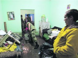 Militares ayudan en la casa de la señora vargas. Es la segunda vez en este temporal que las lluvias le inundan el hogar. EL INFORMADOR /