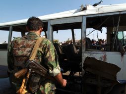 Un soldado mira los daños causados por la detonación en el lugar de los hechos. AP /