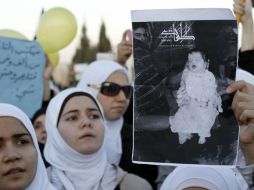 'Sólo en Siria, quien respira muere' gritan manifestantes contra el régimen frente a la Embajada siria en Ammán, Jordania. EFE /