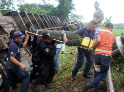 Elementos de Seguridad Pública, Salud y Protección Civil se encuentran en el lugar para las labores de rescate. EFE /