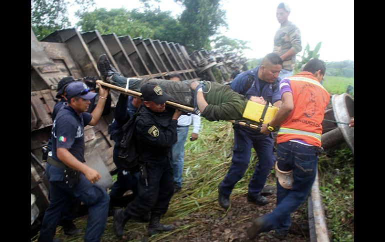 Elementos de Seguridad Pública, Salud y Protección Civil se encuentran en el lugar para las labores de rescate. EFE /