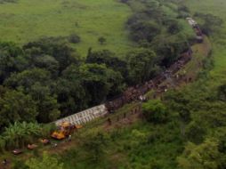 El tren conocido como ''La Bestia'' se descarriló en Tabasco dejando al menos seis muertos según informó la alcaldesa Jazmín Cano. EFE /