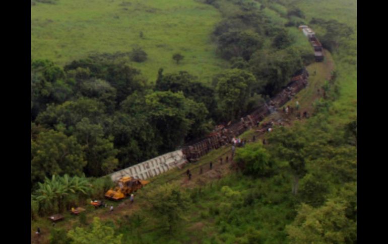 El tren conocido como ''La Bestia'' se descarriló en Tabasco dejando al menos seis muertos según informó la alcaldesa Jazmín Cano. EFE /