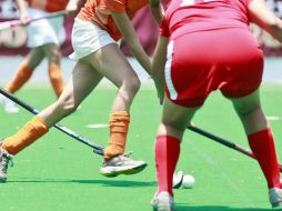 Jugadoras en partido de hockey sobre pasto. ARCHIVO /