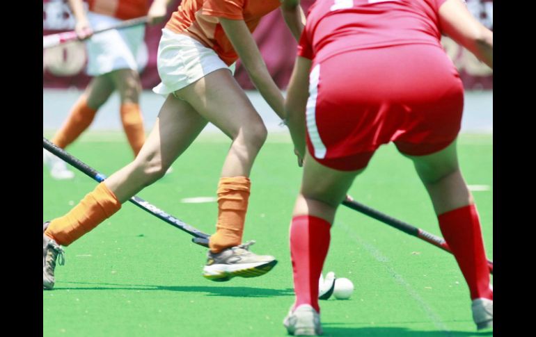 Jugadoras en partido de hockey sobre pasto. ARCHIVO /