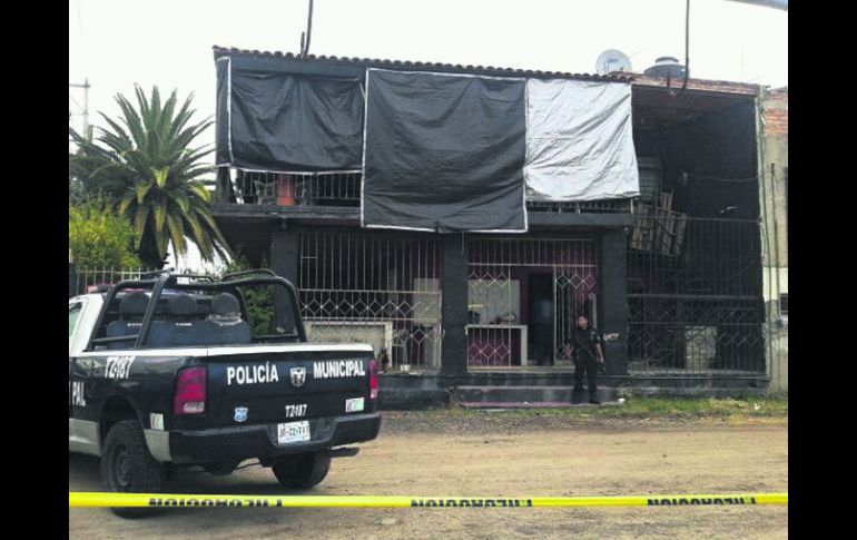 La escena del crimen de ayer en Tlajomulco. Los testigos vieron huir a un grupo de hombres que viajaban en una pickup negra. EL INFORMADOR /