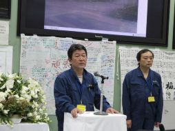 El ministro nipón de Economía, Comercio y Turismo, Toshimitsu Motegi (i), visita la planta nuclear de Fukushima. EFE /