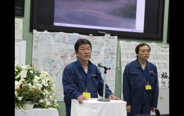 El ministro nipón de Economía, Comercio y Turismo, Toshimitsu Motegi (i), visita la planta nuclear de Fukushima. EFE /