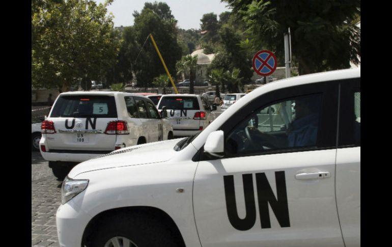 Un convoy con inspectores de la Organización de Naciones Unidas (ONU) abandona el hotel Four Seasons de Damasco. EFE /